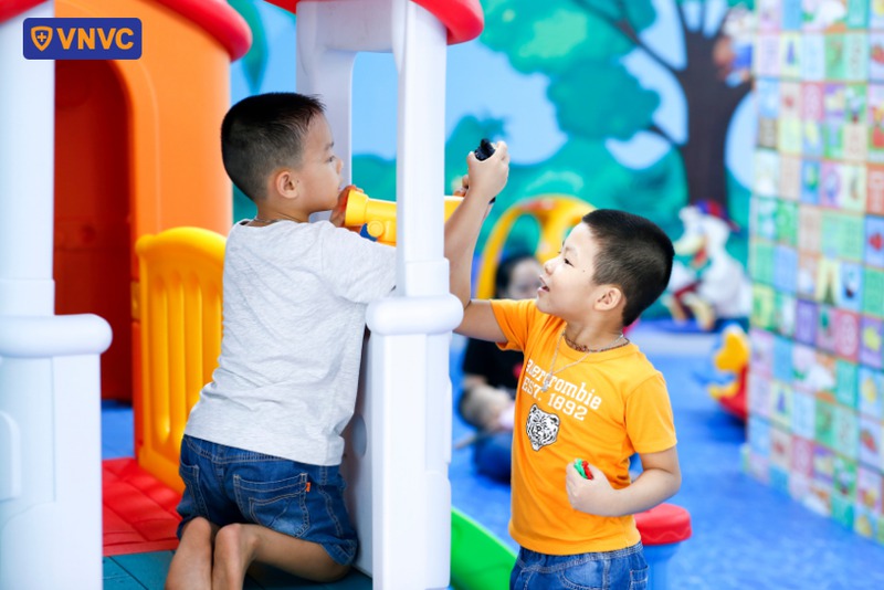 em bé vui chơi tại vnvc đà nẵng