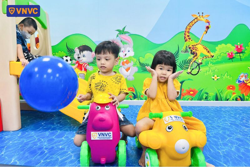 em bé vui chơi tại vnvc hoài nhơn