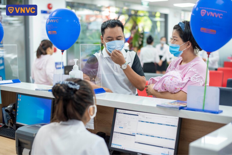 gia đình đưa bé đến tiêm phòng tại vnvc