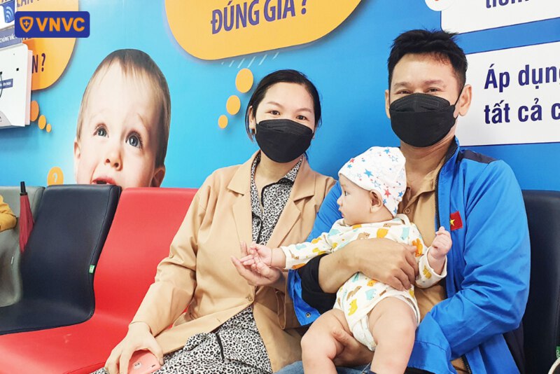 hình ảnh ba mẹ đưa bé đến tiêm tại vnvc đức phổ