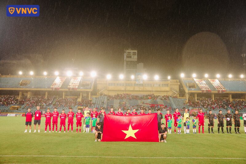 hình ảnh giao hữu bóng đá việt nam và anh quốc 01