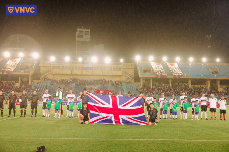 hình ảnh giao hữu bóng đá việt nam và anh quốc 02