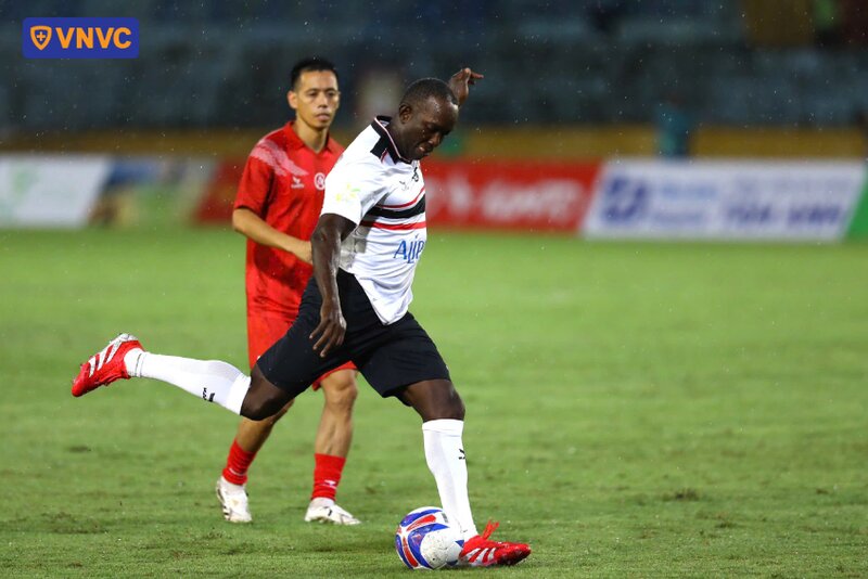 hình ảnh giao hữu bóng đá việt nam và anh quốc 04