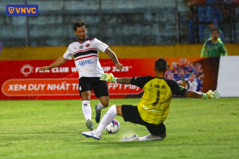 hình ảnh giao hữu bóng đá việt nam và anh quốc 06