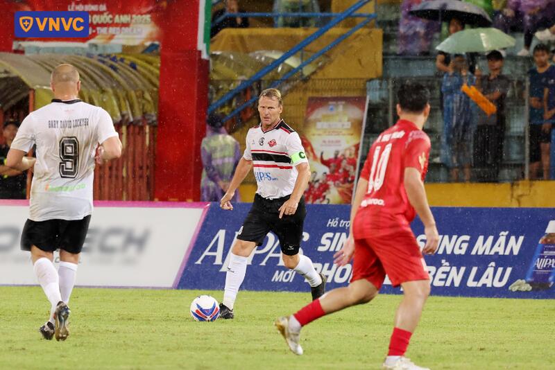 hình ảnh giao hữu bóng đá việt nam và anh quốc 09