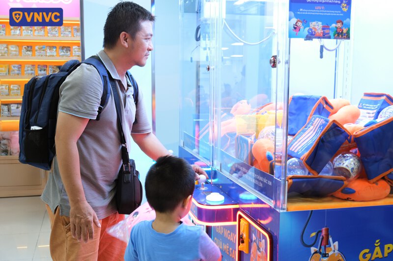 hoạt động gắp thú tại khu vui chơi vnvc