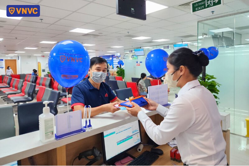 khách hàng nhận quà khai trương tại vnvc