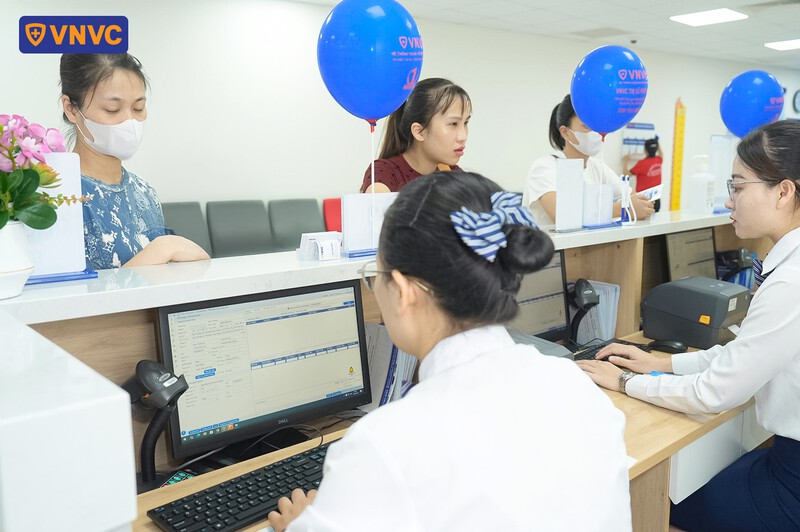 khách đến vnvc thị xã phú thọ tiêm phòng