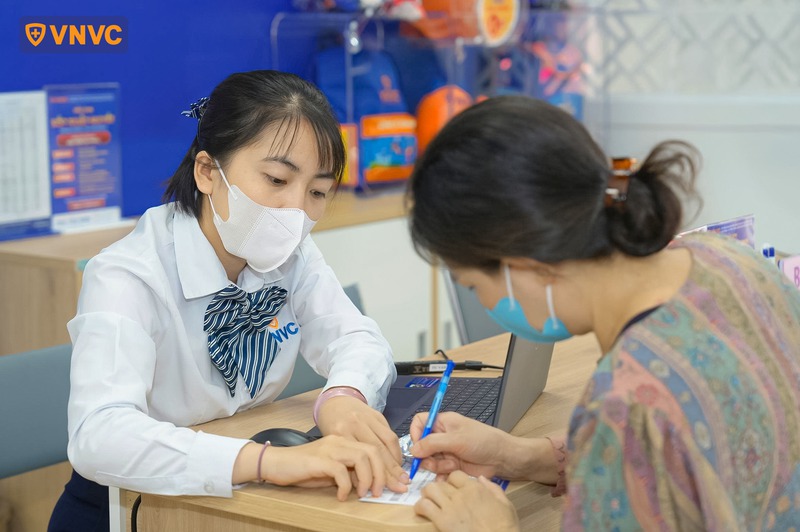 khách đến vnvc thị xã phú thọ tiêm vắc xin