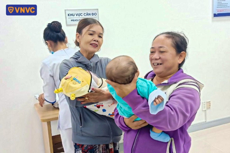 khách hàng đến tiêm chủng trò chuyện với nhau