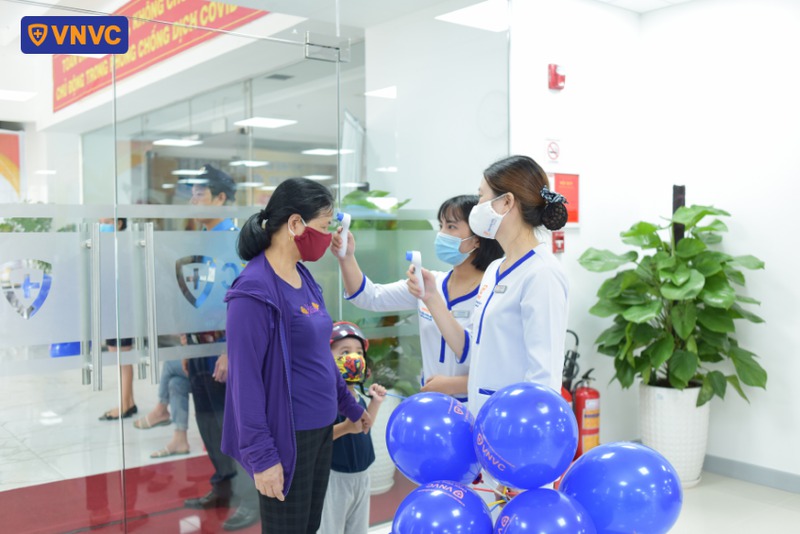 khách hàng đến tiêm tại vnvc thành phố huế