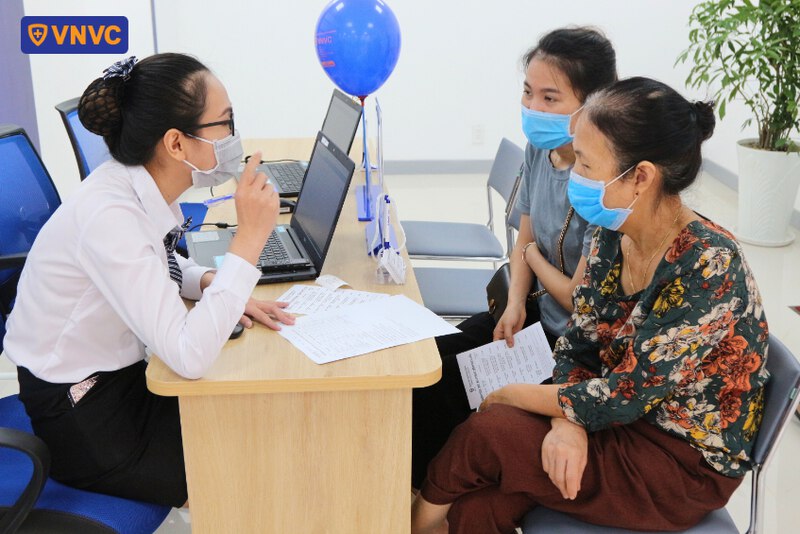 khách hàng nghe tư vấn giá vắc xin