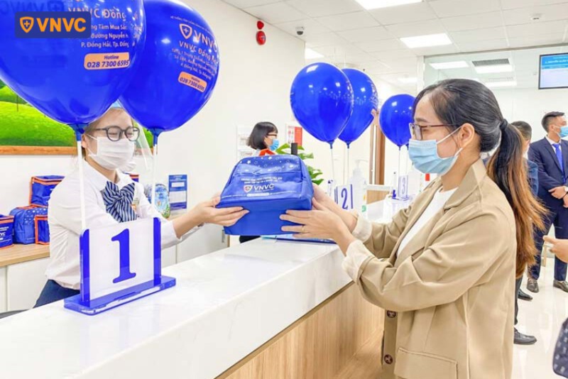 khách hàng nhận quà khai trương tại vnvc đồng hới