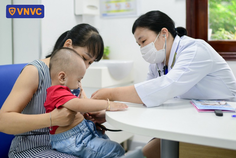 khám sàng lọc trước khi tiêm cho trẻ