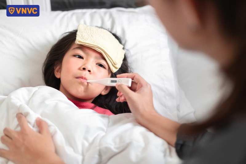 khi bị tiêu chảy kèm theo triệu chứng như sốt cao