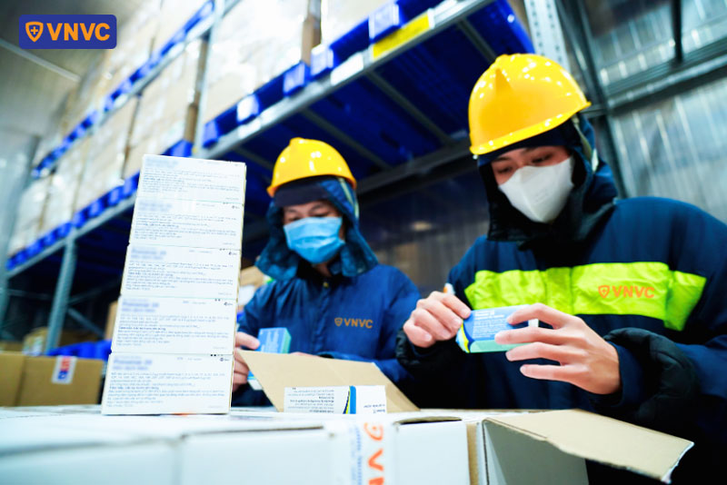 kiểm tra vắc xin trong kho lạnh