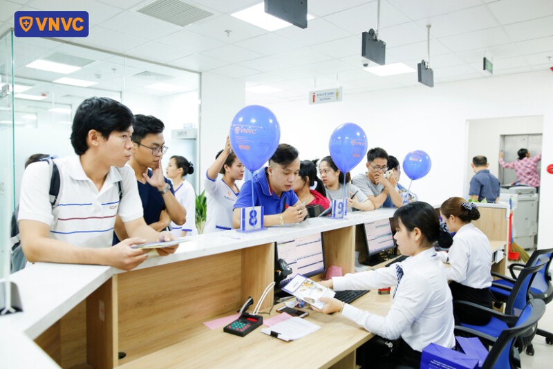 lễ tân giải đáp thắc mắc cho khách hàng