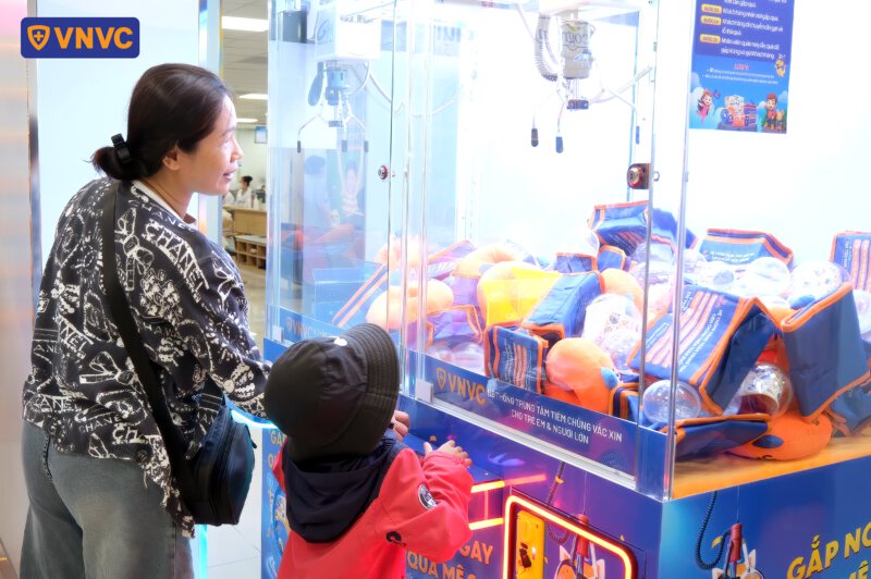 máy gắp thú tại khu vui chơi vnvc