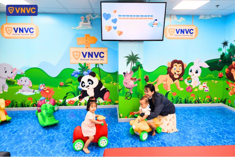 mẹ và bé vui chơi tại vnvc quận 6