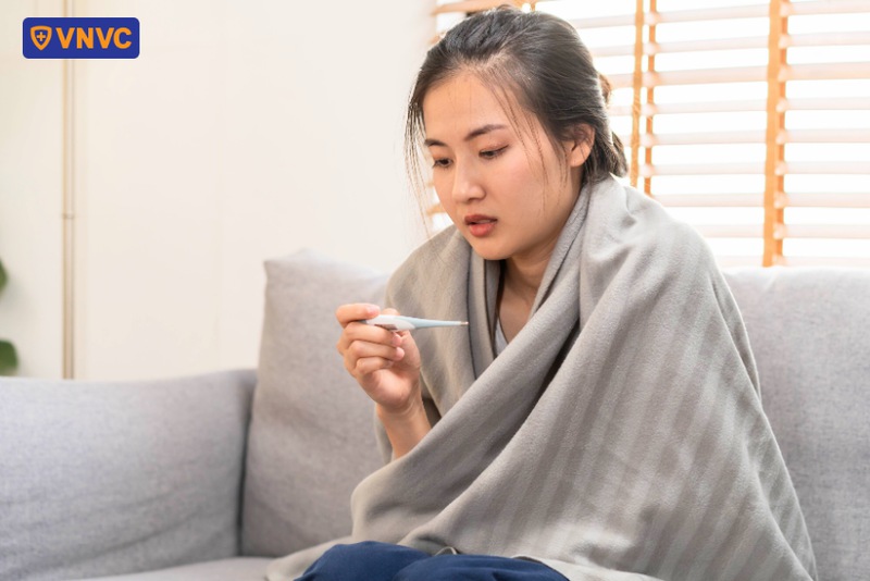 người lớn bị sốt cao do tay chân miệng