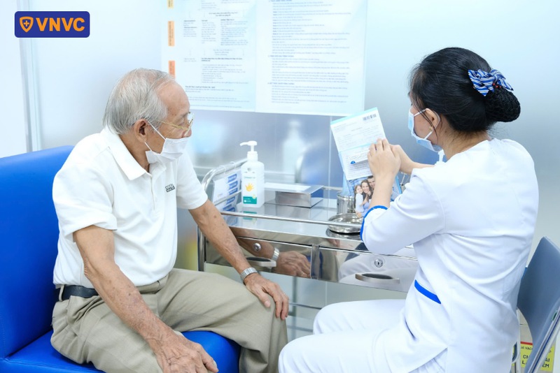 người lớn tiêm vắc xin cúm