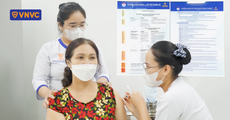 người lớn tiêm vắc xin zona