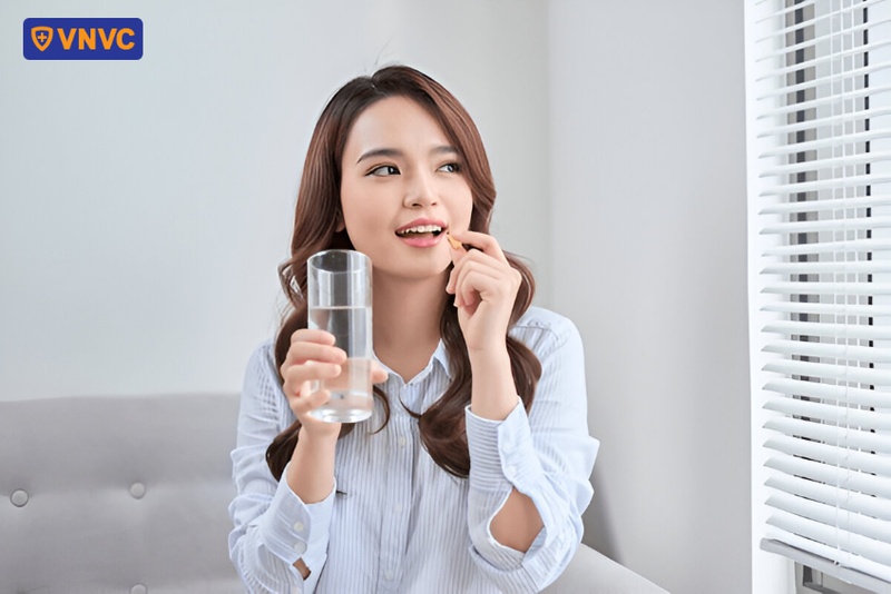 người phụ nữ uống thuốc tránh thai