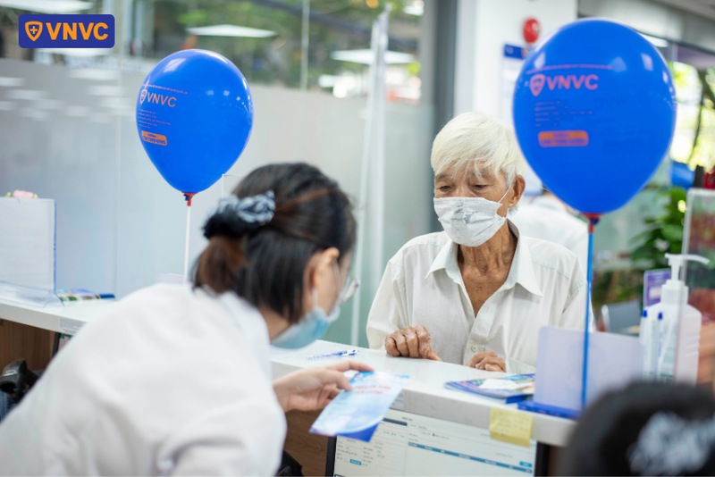 nhân viên ân cần hỗ trợ người cao tuổi