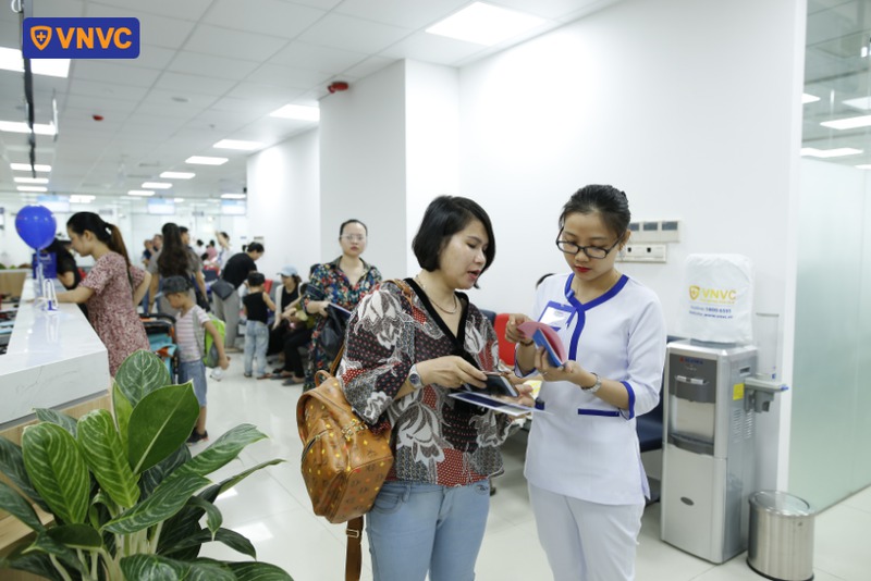 nhân viên hỗ trợ khách hàng đến tiêm chủng