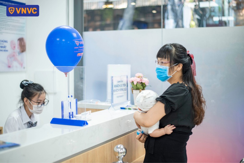 nhân viên hỗ trợ tra cứu lịch sử tiêm chủng