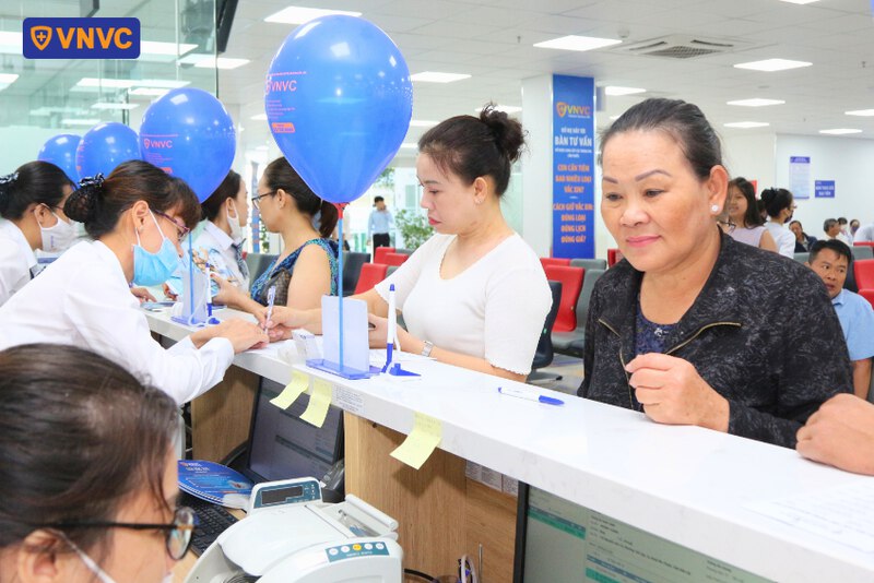 nhân viên kiểm tra thông tin cho khách hàng