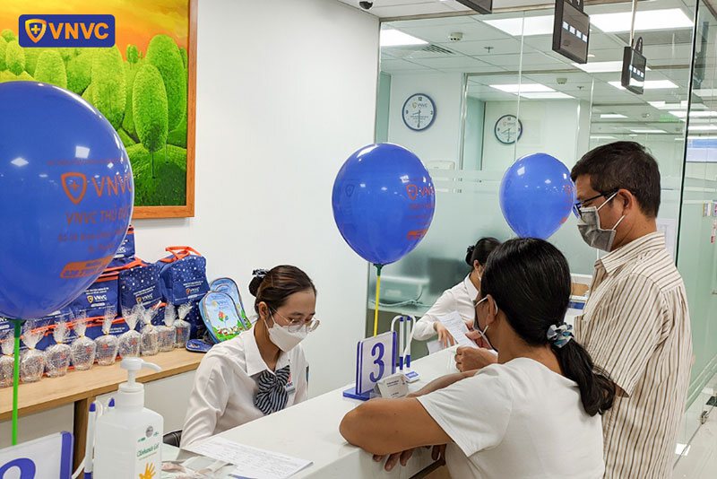 nhân viên làm thủ tục cho khách hàng