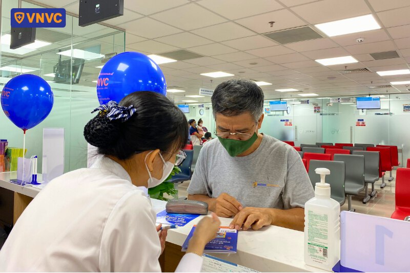 nhân viên nhiệt tình hỗ trợ khách hàng