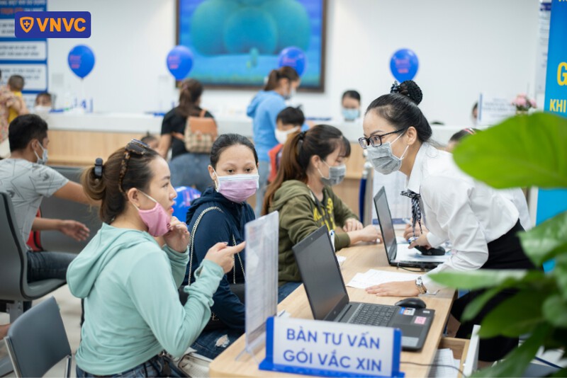 nhân viên tư vấn các gói vắc xin cho khách hàng