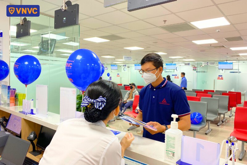 nhân viên tư vấn cho khách hàng tại vnvc