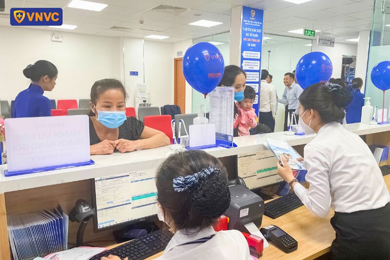 nhân viên vnvc bàu bảng đón tiếp khách hàng tận tâm