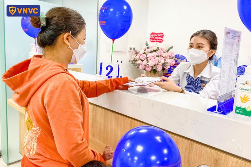 nhân viên vnvc bàu bàng hướng dẫn khách hàng