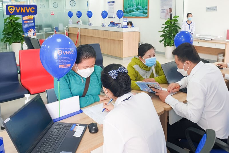 nhân viên vnvc cai lậy tư vấn cho khách hàng