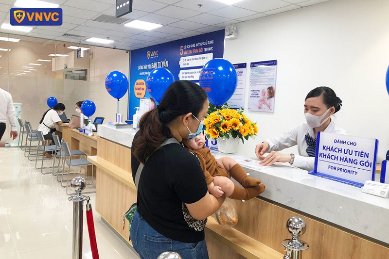 nhân viên vnvc cao lãnh hướng dẫn khách hàng