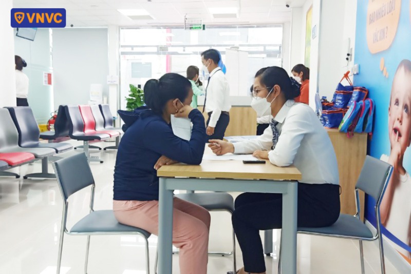 nhân viên vnvc châu ổ tư vấn cho khách hàng