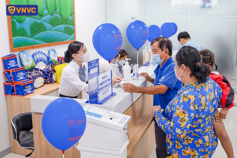 nhân viên vnvc chợ gạo hướng dẫn khách hàng