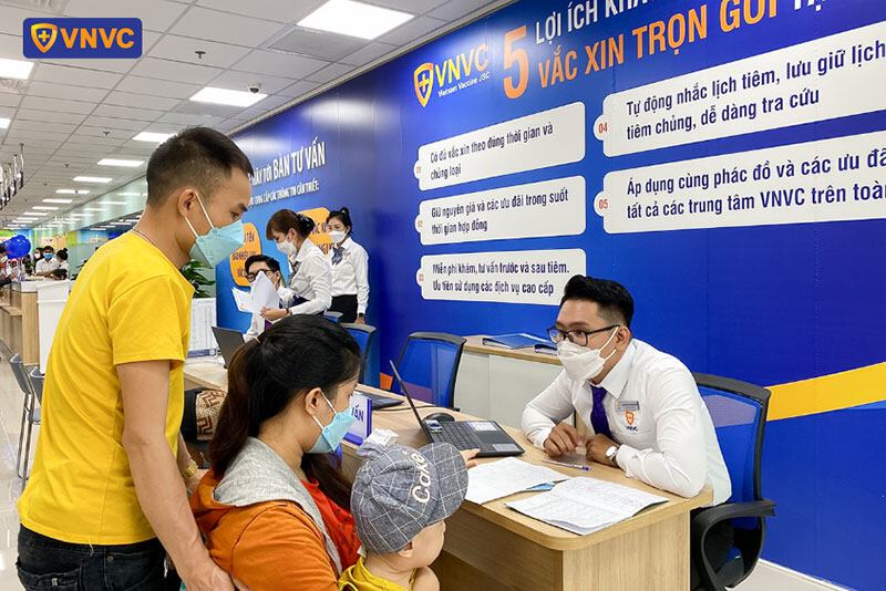 nhân viên vnvc củ chi tư vấn cho khách hàng