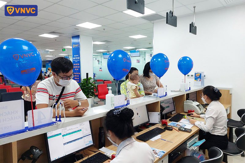 nhân viên vnvc gò vấp làm thủ tục cho khách hàng