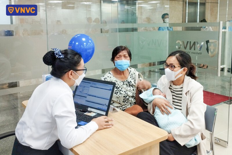 nhân viên vnvc nha trang hướng dẫn khách hàng