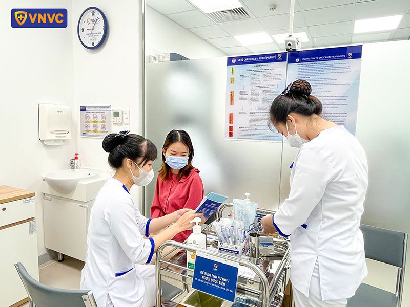 nhân viên vnvc thạnh lộc chuẩn bị tiêm chủng cho khách hàng