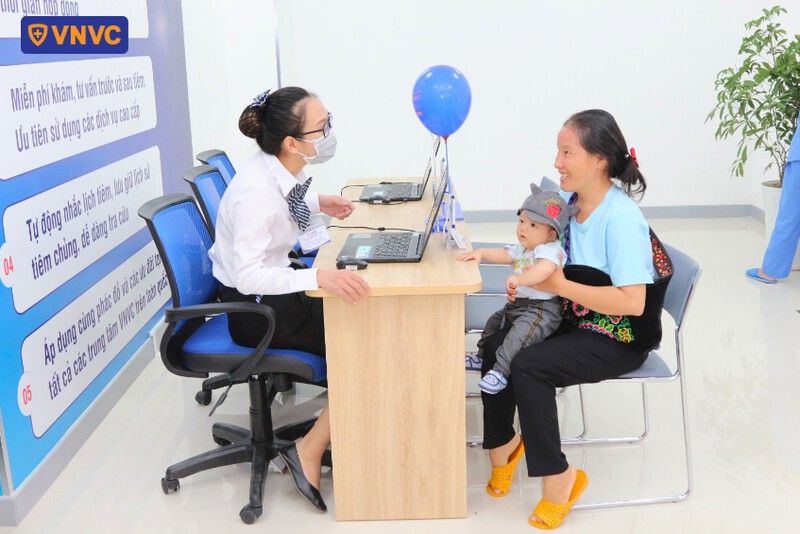 nhân viên vnvc tư vấn vắc xin cho mẹ