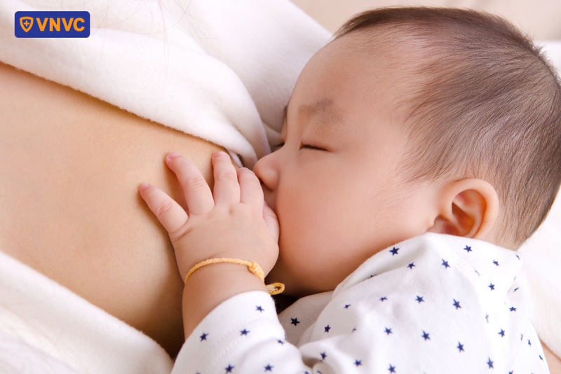 nhẹ nhàng dỗ dành trẻ bú