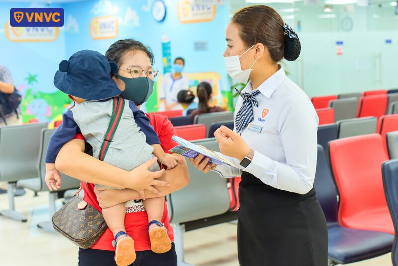 phụ huynh trò chuyện cùng nhân viên vnvc