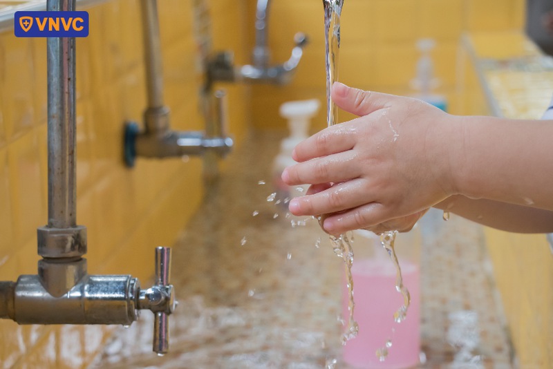 rửa tay bằng xà phòng