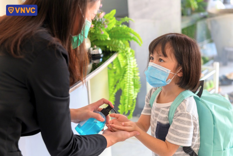 rửa tay thường xuyên với dung dịch sát khuẩn
